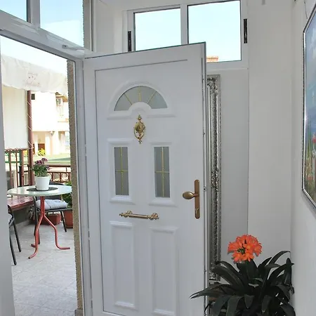 Family Apolonia فندق