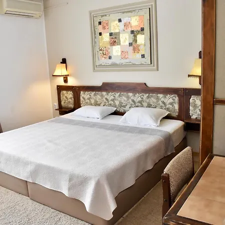 Family Apolonia سوزوبول