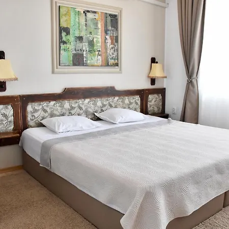 Family Apolonia سوزوبول