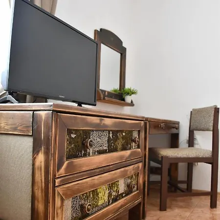 Family Apolonia فندق