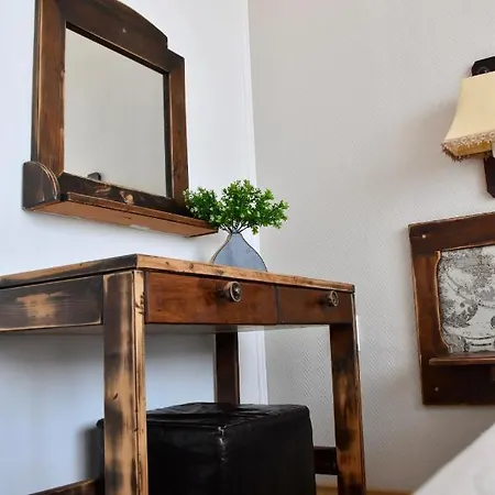 Family Apolonia فندق