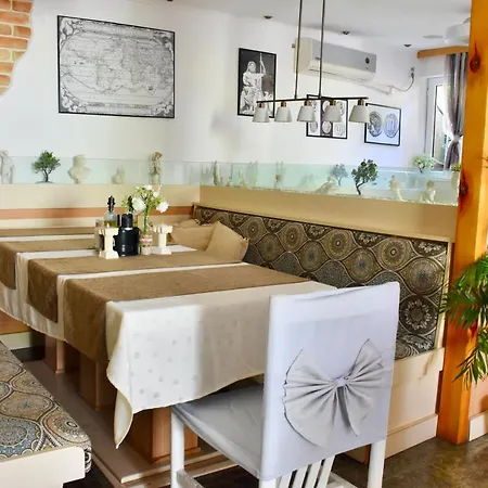 Family Apolonia Hotel 3*
