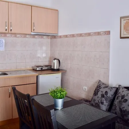 Family Apolonia سوزوبول