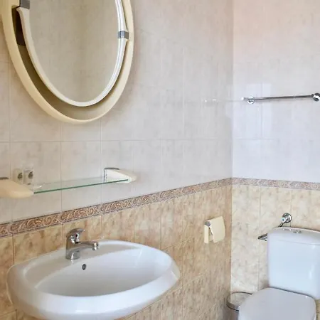 Family Apolonia فندق