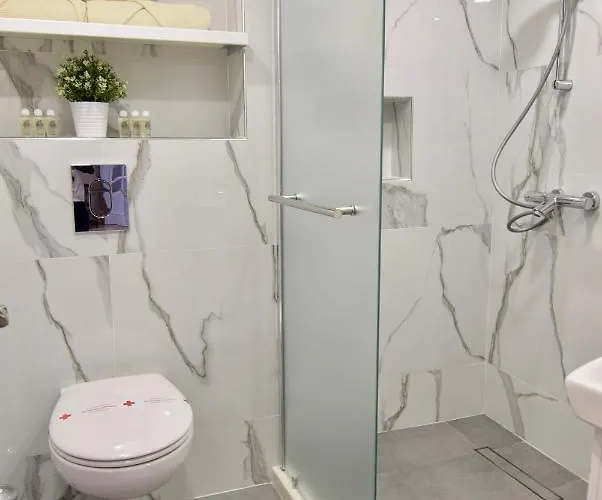 Family Apolonia מלון