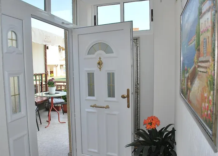 Family Apolonia מלון