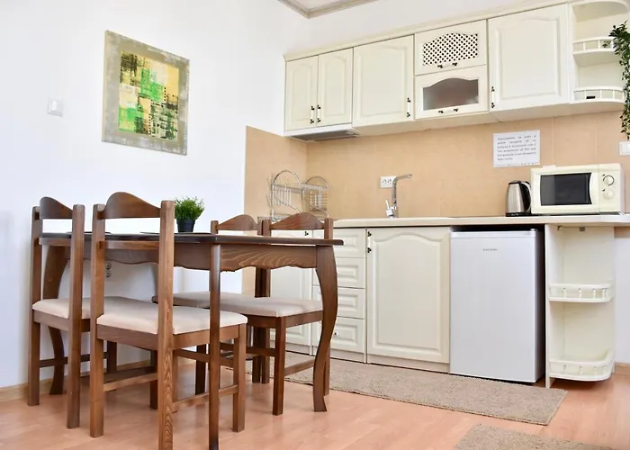 Family Apolonia מלון 3*