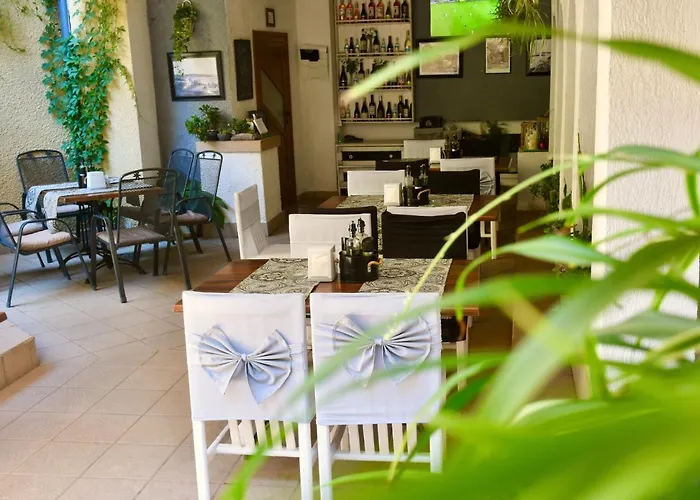 Family Apolonia מלון