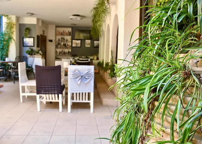 מלון Family Apolonia 3*