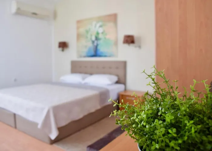 Family Apolonia מלון