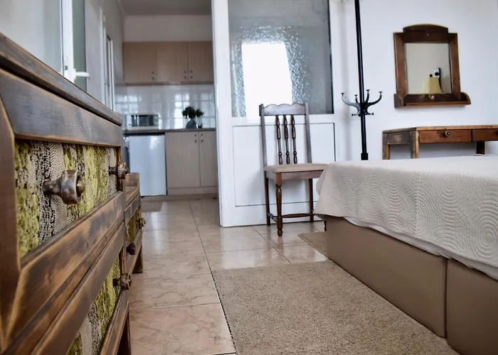 Family Apolonia מלון