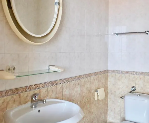 Family Apolonia מלון