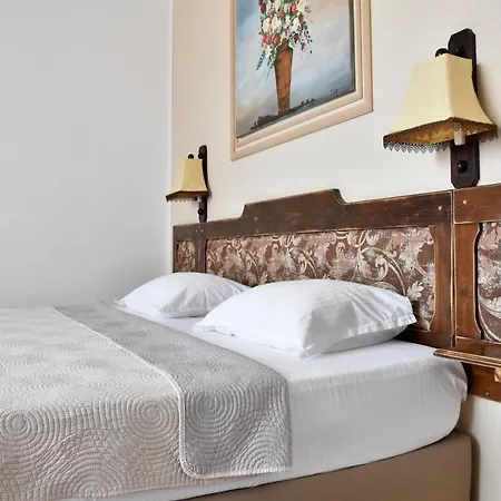 Family Apolonia ホテル 3*